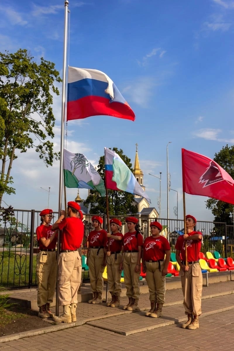 Торжественное поднятие флага на Центральном стадионе посёлка.